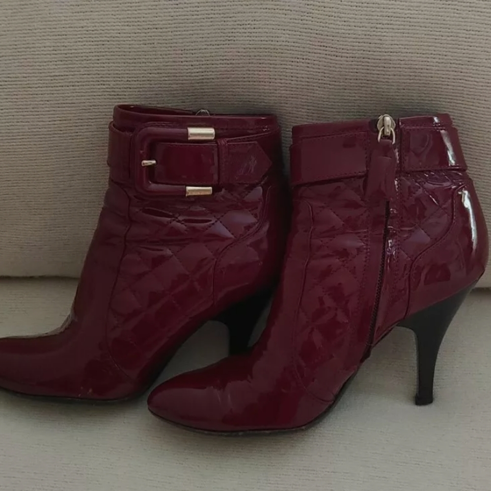 Burberry Quilted Patent Leather Ankle Boots Gold Buckle Maroon 35 1/2 5.5 $900+ - Picture 2 of 9